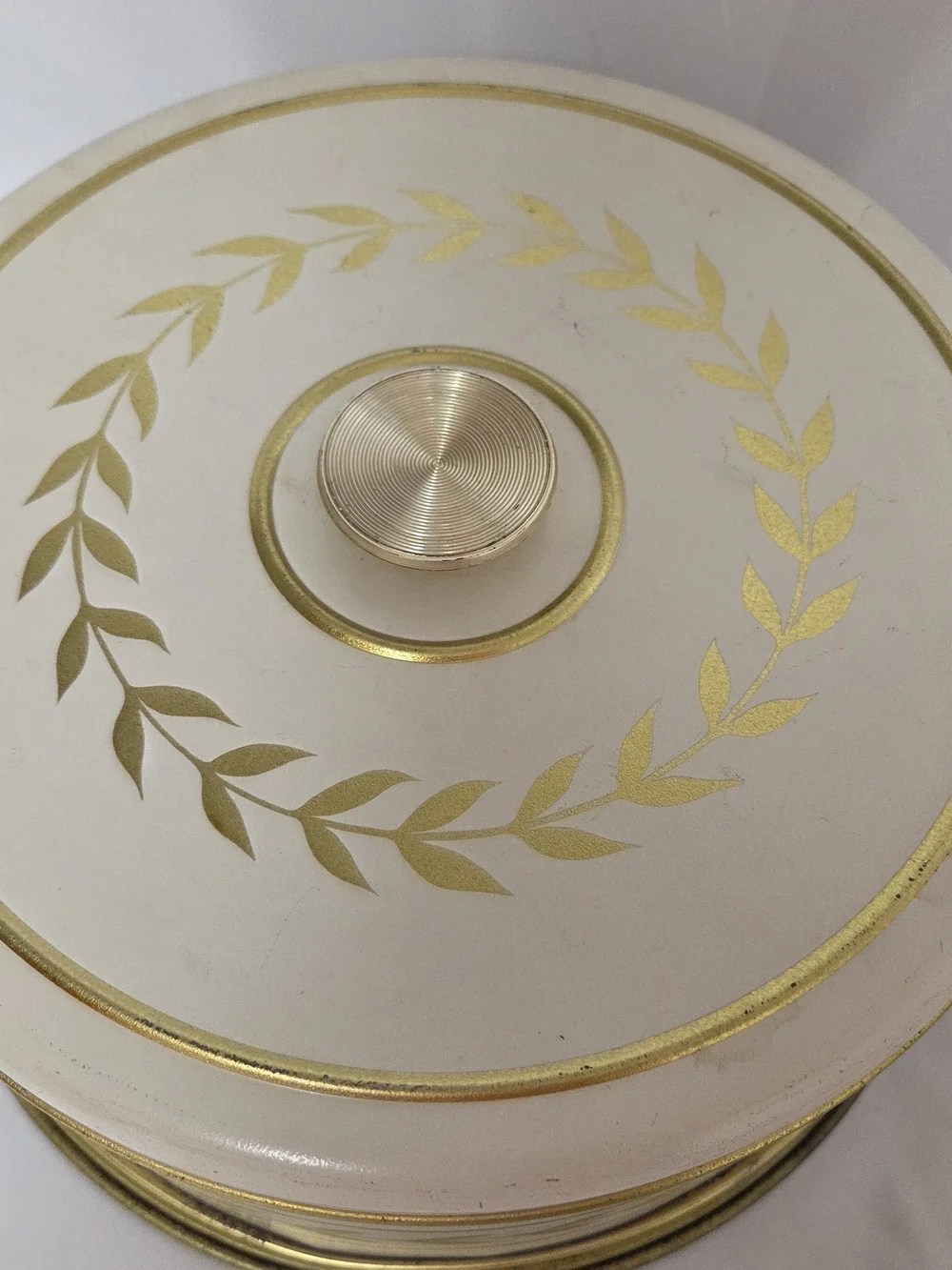 Vintage Retro Metal White Gold Wreath Design Cake Storage‎ Carrier Display